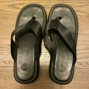 Chunky black flip flops!